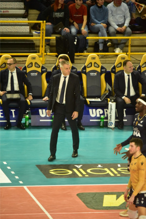 Stoytchev osserva