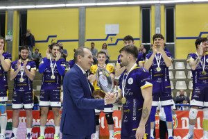 Il Presidente della Lega Pallavolo Serie A Massimo Righi premia l'MVP della finale Corrado Francesco di OmiFer Palmi
