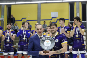 Francesco Corrado, MVP della finale Del Monte® Coppa Italia Serie A3, premiato da Massimo Righi, Presidente della Lega Pallavolo Serie A