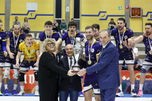 Il Presidente della Lega Pallavolo Serie A Massimo Righi e la consigliera FIPAV Letizia Genovese premiano la OmiFer Palmi

Letizia Genovese, Consigliera FIPAV