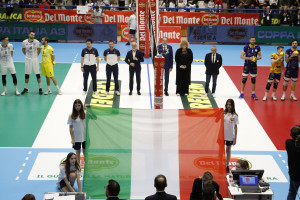 Le squadre schierate per l'inno nazionale