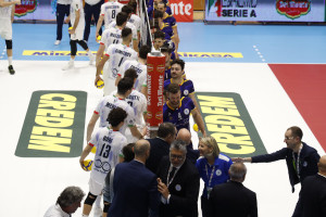 Il saluto iniziale tra le due squadre prima della finale