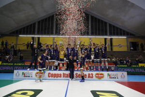 Il capitano della OmiFer Palmi alza al cielo la Del Monte® Coppa Italia Serie A3
