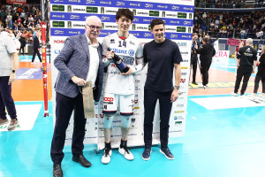 ISHIKAWA MVP,PREMIATO DAL PRESIDENTE FUSARO E DA MATTEO PESSINA
