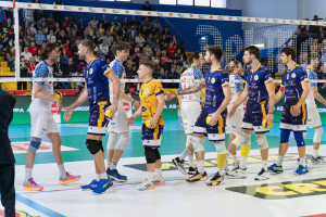 Il saluto tra le due squadre