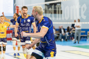 Pawel Stabrawa esulta dopo un punto
