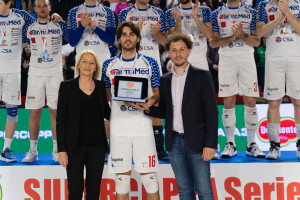 Yvonne Schlesinger, Vicedirettrice Lega Pallavolo e Giuseppe Mattiani, Consigliere Regione Calabria, premiano Edoardo Gola, Capitano di Gabbiano Mantova