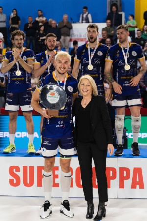 Yvonne Schlesinger, Vicedirettrice Lega Pallavolo, premia l'MVP della Del Monte® Supercoppa Serie A3, Pawel Stabrawa