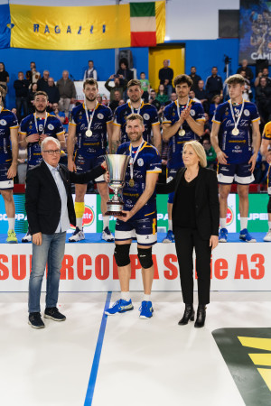Yvonne Schlesinger, Vicedirettrice Lega Pallavolo e Carmelo Sestito, Presidente del Comitato Regionale FIPAV Calabria, premiano il Capitano di OmiFer Palmi Carmelo Gitto