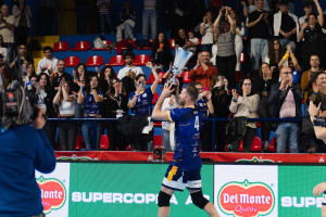 Tutta la gioia di Carmelo Gitto dopo la conquista del trofeo