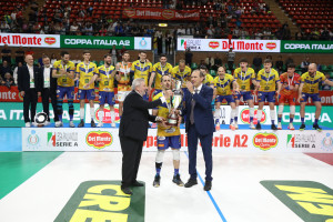 Gianfranco Salmaso, Consigliere FIPAV, e Massimo Righi, Presidente Lega Pallavolo Serie A, premiano il capitano di Consoli Sferc Brescia Simone Tiberti, MVP della Finale
