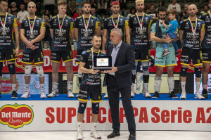 
Il Consigliere della Lega Pallavolo Serie A Fabio Mechini premia il capitano di Yuasa Battery Grottazzolina Riccardo Vecchi