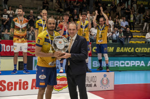 
Il Consigliere della Lega Pallavolo Serie A Fabio Mechini premia il capitano di Yuasa Battery Grottazzolina Riccardo Vecchi
