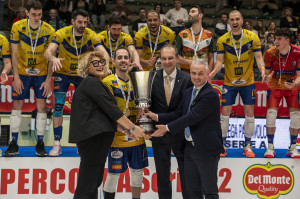 Da sinistra Letizia Genovese, Consigliera Fipav, il Capitano di Consoli Sferc Brescia Simone Tiberti, il Presidente della Lega Pallavolo Serie A Massimo Righi e il sindaco della città di Grotta