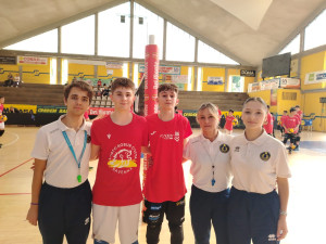 Gli arbitri insieme ai Capitani di Consar Ravenna e Cucine Lube Civitanova