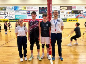 Gli arbitri con i Capitani di Gamma Chimica Brugherio e Kioene Padova