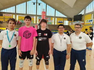 I Capitani di Gamma Chimica Brugherio e Sir Susa Vim Perugia insieme agli arbitri