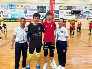 I capitani di Puliservice Acqua S.Bernardo Cuneo e Cucine Lube Civitanova insieme agli arbitri dell'incontro