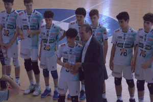 Il Capitano di Kioene Padova, Matteo Vitulo, premiato dal Presidente della Lega Pallavolo Serie A Massimo Righi