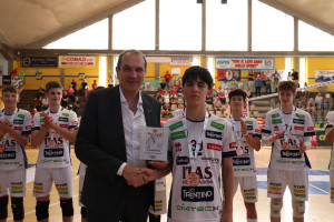 Il Capitano di Itas Trentino, Simone Pitto, premiato dal Presidente della Lega Pallavolo Serie A Massimo Righi