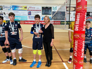 La Vicedirettrice Lega Pallavolo Serie A Yvonne Schlesinger premia il Capitano di Puliservice Acqua S.Bernardo Cuneo Diego Pepino