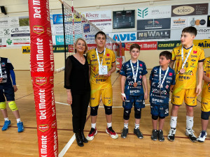 La Vicedirettrice Lega Pallavolo Serie A Yvonne Schlesinger premia il Capitano di Emmeti Clima Modena Andrea Pedrazzi