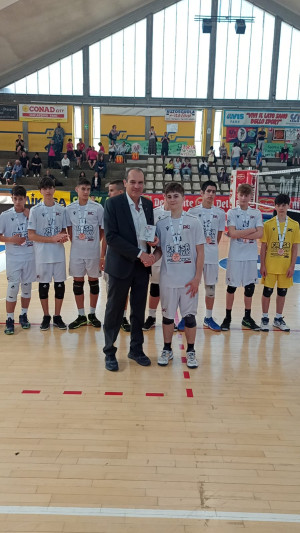 Il Presidente della Lega Pallavolo Serie A, Massimo Righi, premia il Capitano di Consar Ravenna Lorenzo Bordet