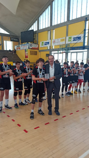 Il Presidente della Lega Pallavolo Serie A, Massimo Righi, premia il Capitano di Sir Susa Vim Perugia Jacopo Bertoia