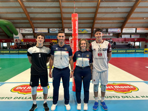 I Capitani di Itas Trentino, Francesco Bernardis, e di Cisterna Volley, Alessandro Finauri, insieme agli arbitri