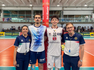 Matteo Sacco, Capitano di Mint Vero Volley Monza, e Francesco Bernardis, Capitano dell'Itas Trentino, insieme agli arbitri