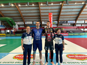 Matteo Sacco, Capitano di Mint Vero Volley Monza, e Gianluca Cremoni, Capitano della Cucine Lube Civitanova, insieme agli arbitri