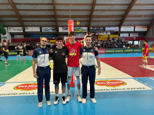 Giacomo Selleri e Mattia Orioli, Capitani di Gamma Chimica Brugherio e Consar Ravenna, insieme agli arbitri