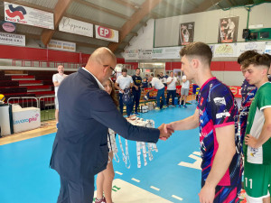 Franco Da Re, consigliere della Lega Pallavolo, premia Valsa Group Modena, 6° classificata
