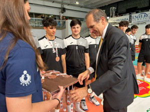 Massimo Righi, Presidente della Lega Pallavolo Serie A, premia i giocatori di Cisterna Volley 