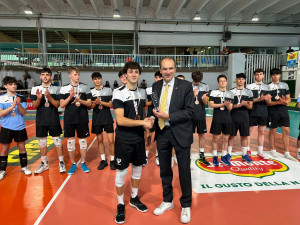 Massimo Righi, Presidente della Lega Pallavolo Serie A, premia il Capitano di Cisterna Volley Alessandro Finauri
