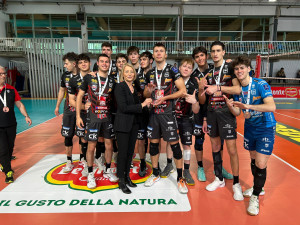 Yvonne Schlesinger, Vicedirettrice Lega Pallavolo Serie A, premia il Capitano di Cucine Lube Civitanova Gianluca Cremoni