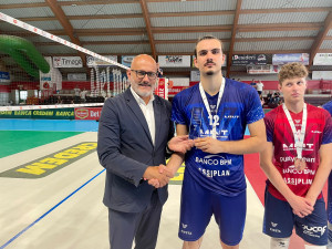 Franco Da Re, Consigliere Lega Pallavolo Serie A, premia Matteo Sacco, Capitano della Mint Vero Volley Monza