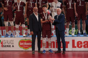 Franco Da Re, Consigliere Lega Pallavolo Serie A, e Silvano Brusori, Presidente Comitato Regionale Fipav Emilia-Romagna, premiano Francesco Bernardis 