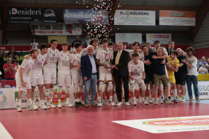 Luciano Serenelli e Massimo Righi, Presidente Lega Pallavolo Serie A, premiano il Capitano di Consar Ravenna Mattia Orioli