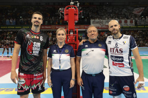 I capitani insieme a Dominga Lot e Andrea Pozzato, 1° e 2° arbitro della Finale