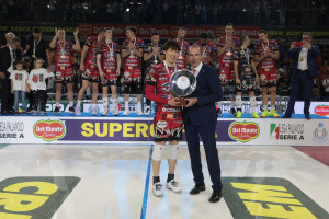 Yuki Ishikawa premiato MVP della Finale dal Presidente della Lega Pallavolo Serie A, Massimo Righi