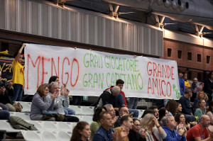 I tifosi di Ravenna espongono uno striscione per Mengozzi