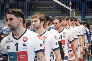 Il Belluno Volley sfila sotto rete al termine della gara