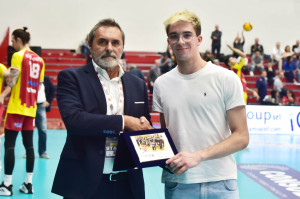 Pietro Valgiovio, regista campione del mondo U17, premiato da Lorenzo Bonisoli