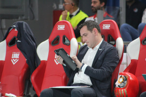 Roberto Rotari studia il match