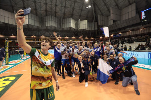 I giocatori di Brescia esultano a fine partita