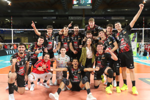 Foto di squadra post vittoria 