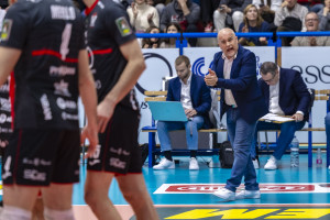 Coach Mastrangelo incita la squadra