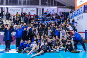 Foto di squadra Pineto con i tifosi dopo la vittoria