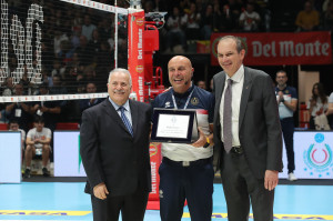 Cesare Stefano premiato prima dell'inizio della gara da Giuseppe Manfredi (Presidente Fipav) e da Massimo Righi (Presidente Lega Pallavolo Serie A)